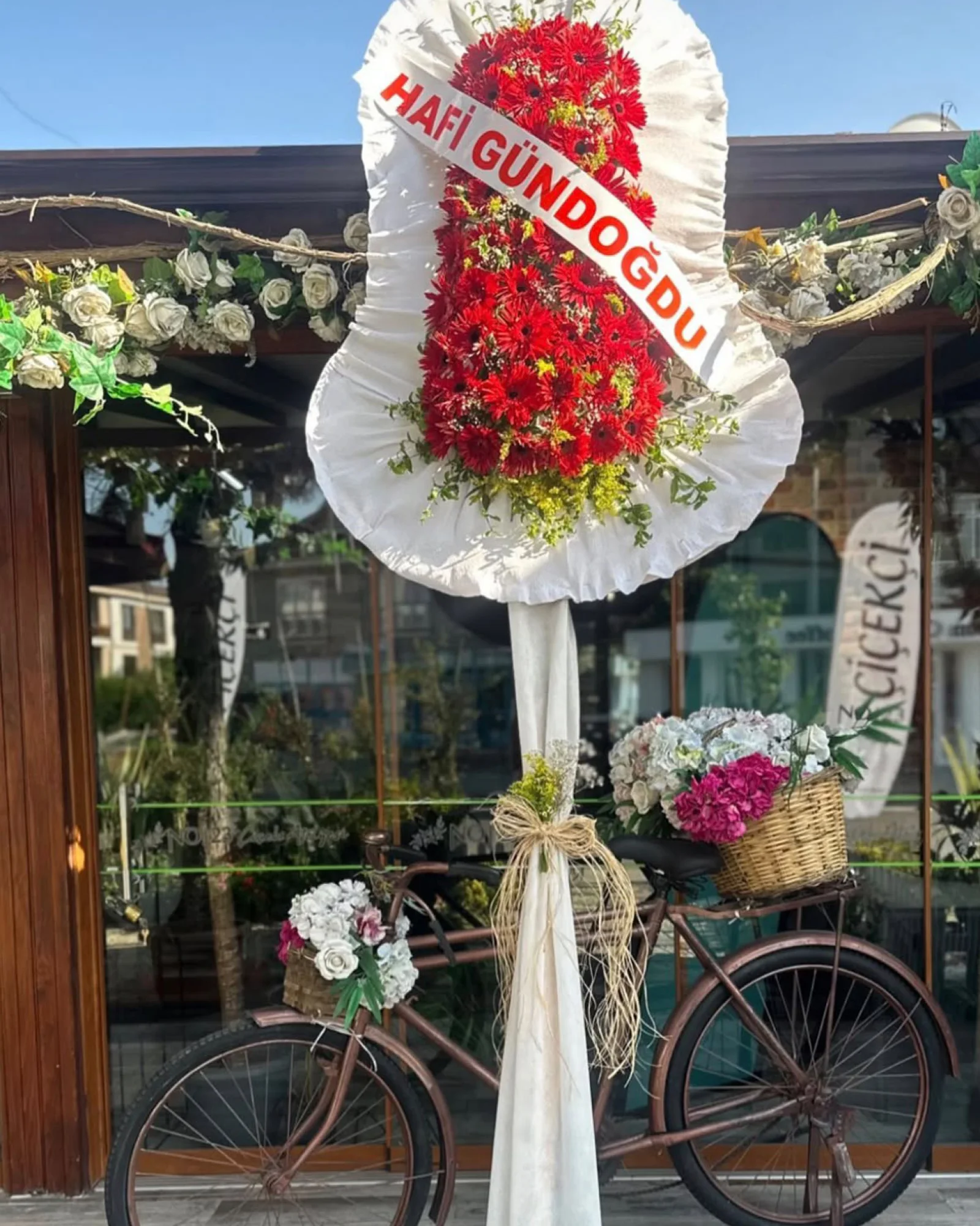 Beyaz Fonlu Kırmızı Gerbera Açılış Çelengi
