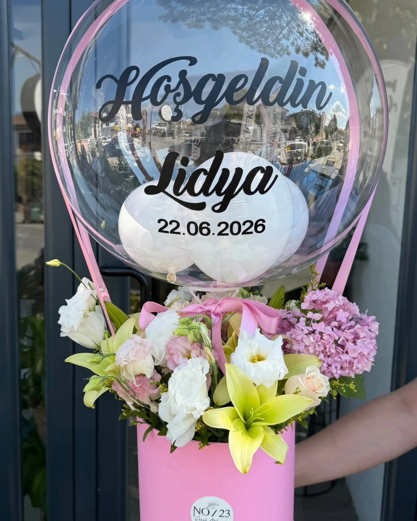 Kişiye Özel Hoş Geldin Balonlu Çiçek Kutusu