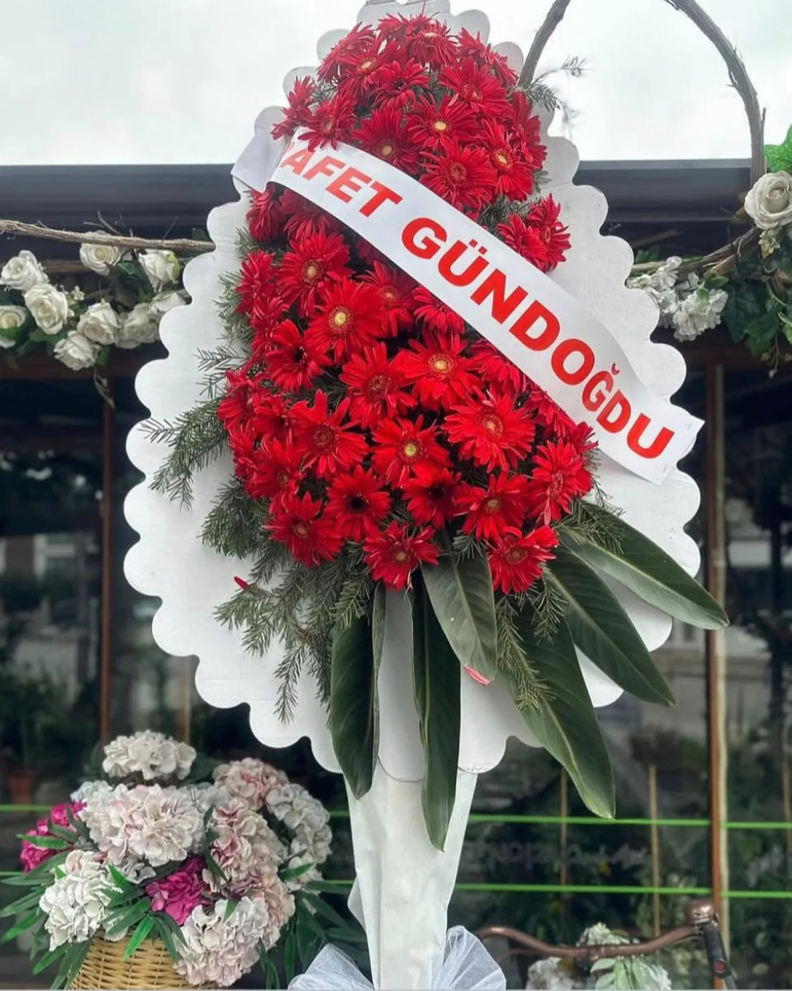 Yoğun Kırmızı Gerberalı Açılış Çelengi
